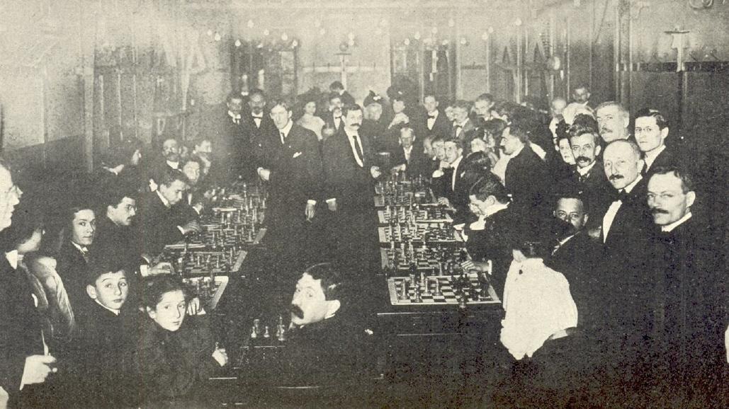 Gold Chess King Figura E Checkmate Enermy Ou Adversário Durante A