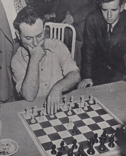 Bobby Fischer manda o Gambito Evans contra Reuben Fine 